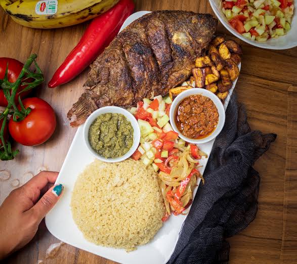 Attiéké poisson braisé et alloco Chez Charly